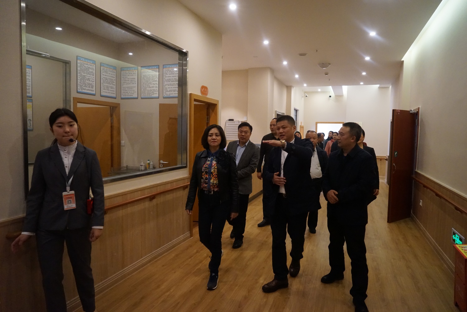 4.陳董事長向唐副市長詳細(xì)介紹鶴鳴山護(hù)理院.JPG