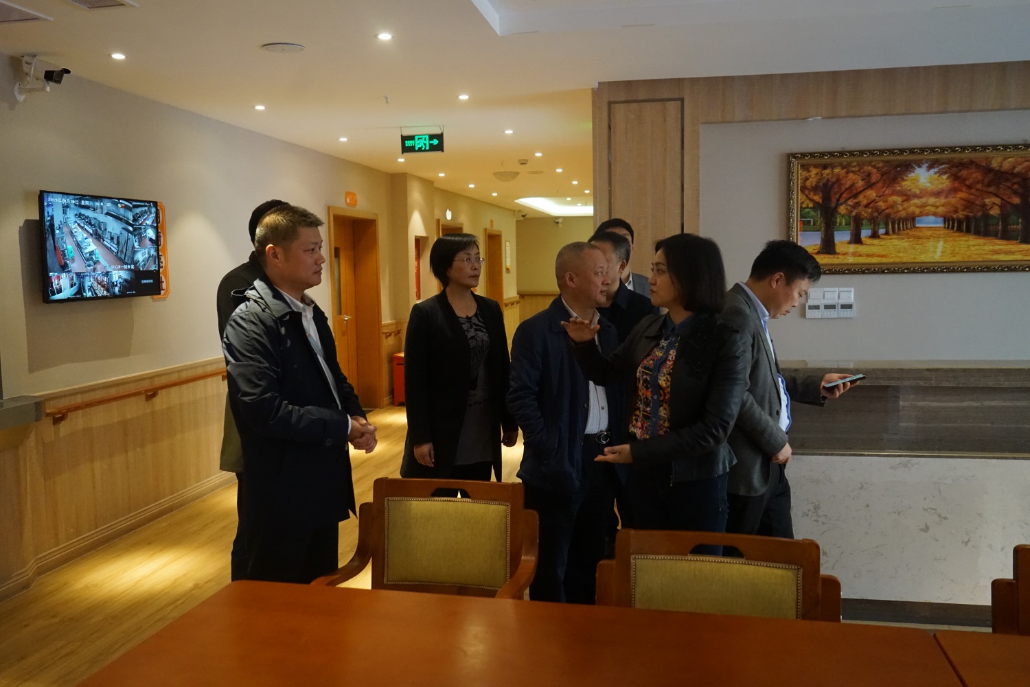 9.參觀餐廳等其他多功能區(qū)域，唐副市長向陳董事長詢問樓層層高等情況.JPG