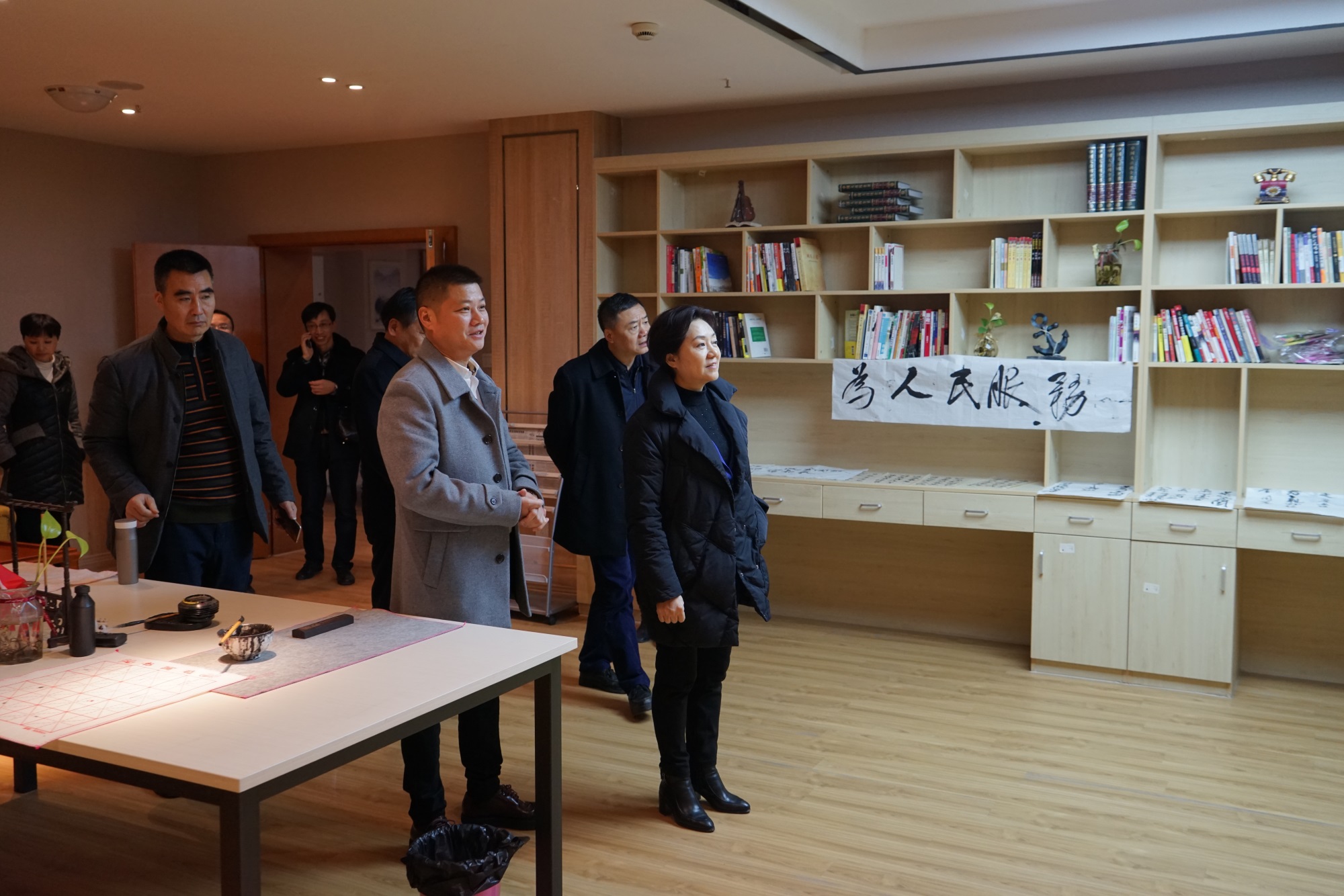 5參觀書(shū)畫(huà)閱覽室，觀看老人字畫(huà).JPG