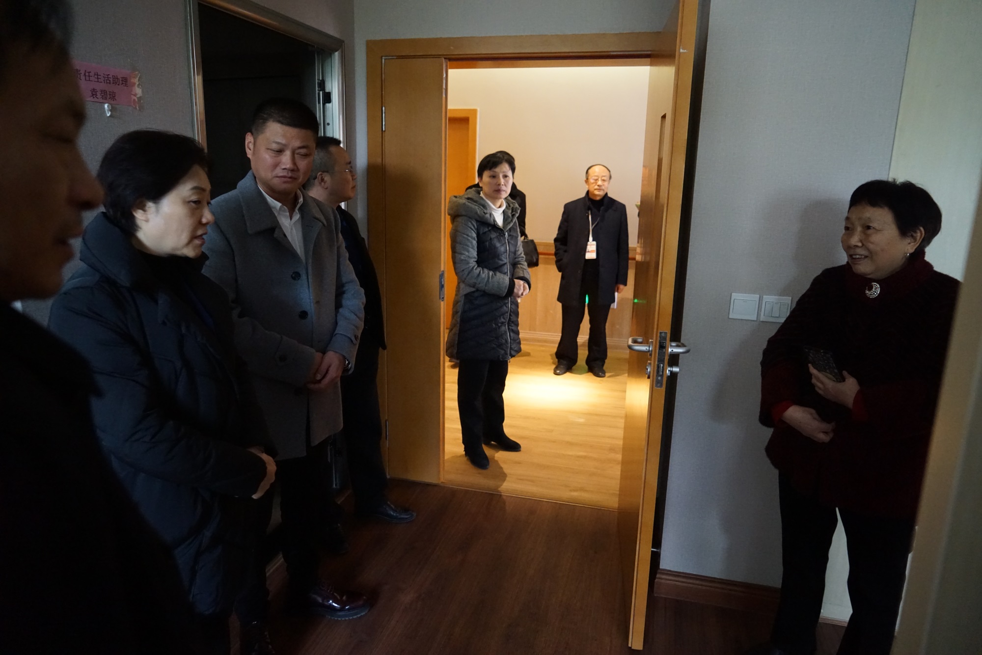 11.參觀套房，鄧廳長(zhǎng)與入住老人候婆婆親切交談.JPG